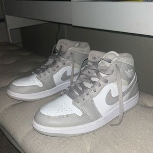 Air Jordan 1s Mid ‘College Grey’
